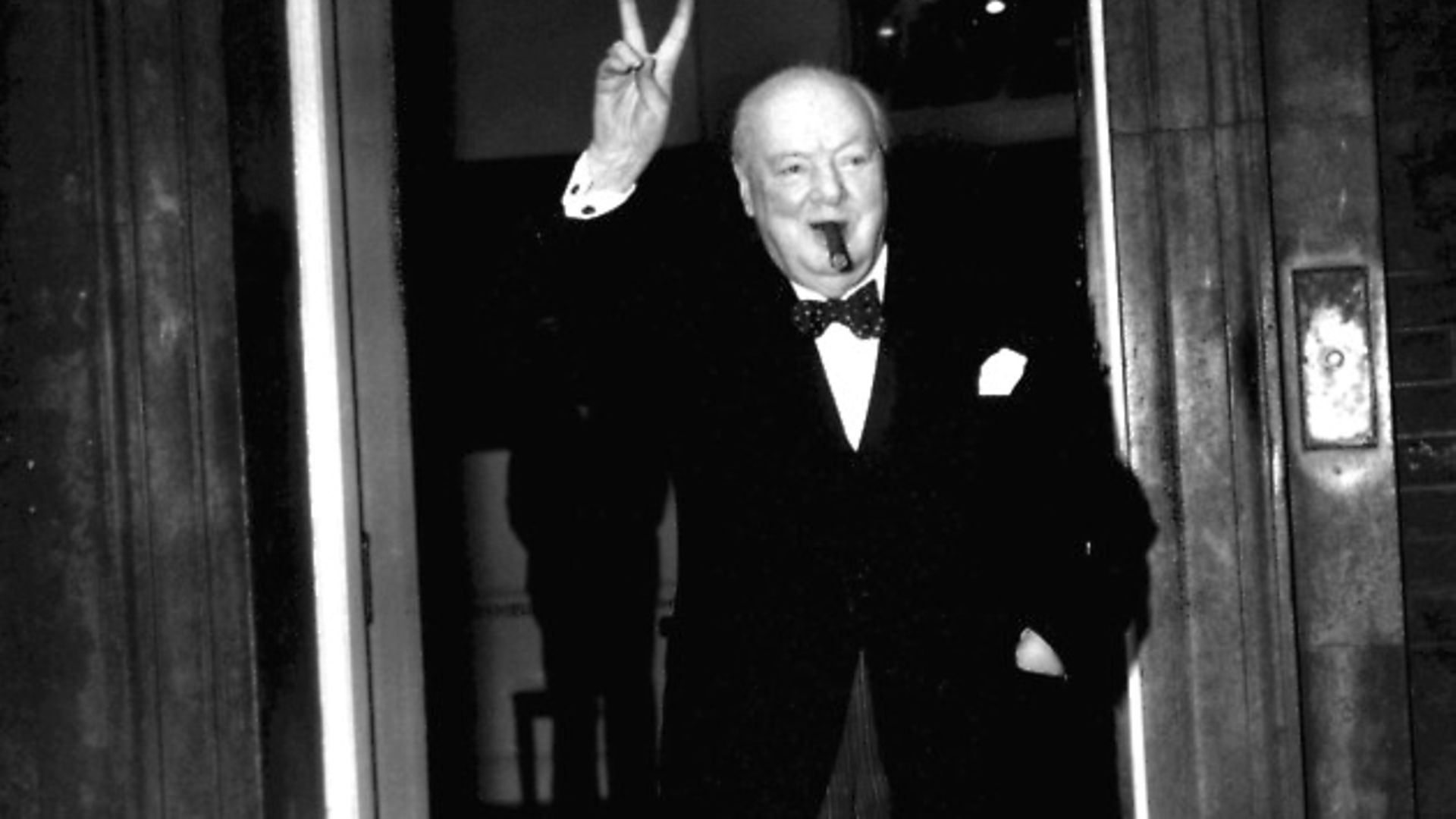PA NEWS PHOTO 17/9/54  SIR WINSTON CHURCHILL GIVES HIS FAMILIAR "V" SIGN AFTER A LUNCHTIME MEETING WITH AMERICAN SECRETARY OF STATE JOHN FOSTER DULLES - Credit: PA Archive/PA Images