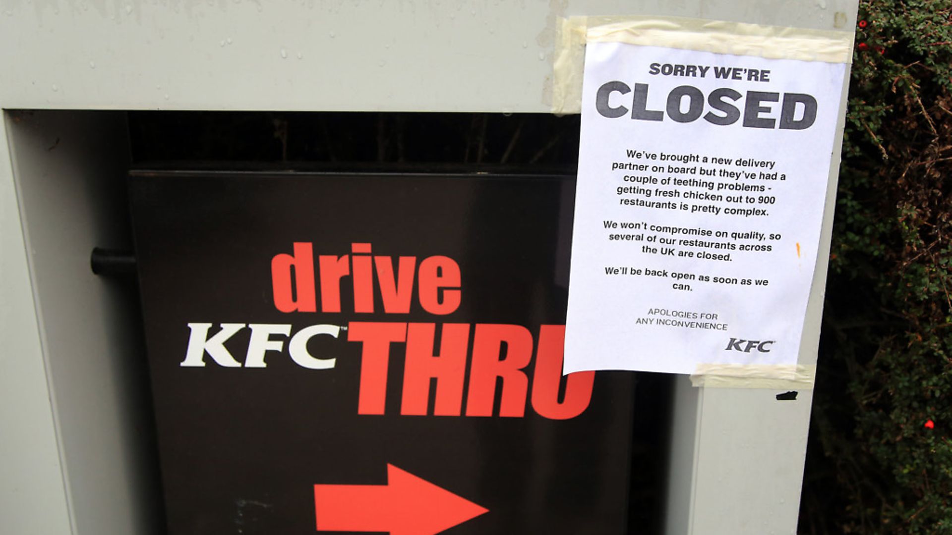A closed sign outside a KFC restaurant near Ashford, Kent. Photograph: Gareth Fuller/PA. - Credit: PA Archive/PA Images