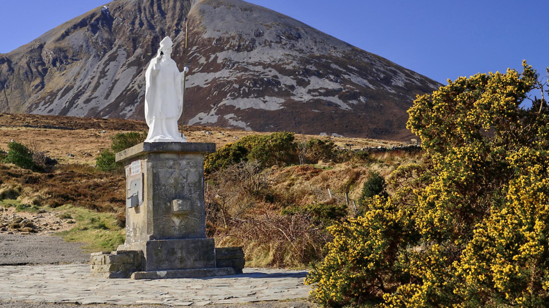 Ireland, County Mayo, Murrisk. The holy pilgrimage mountain of Croagh Patrick with a statue of Saint Patrick in the foreground. Photo: Eye Ubiquitous/Universal Images Group - Credit: Universal Images Group via Getty