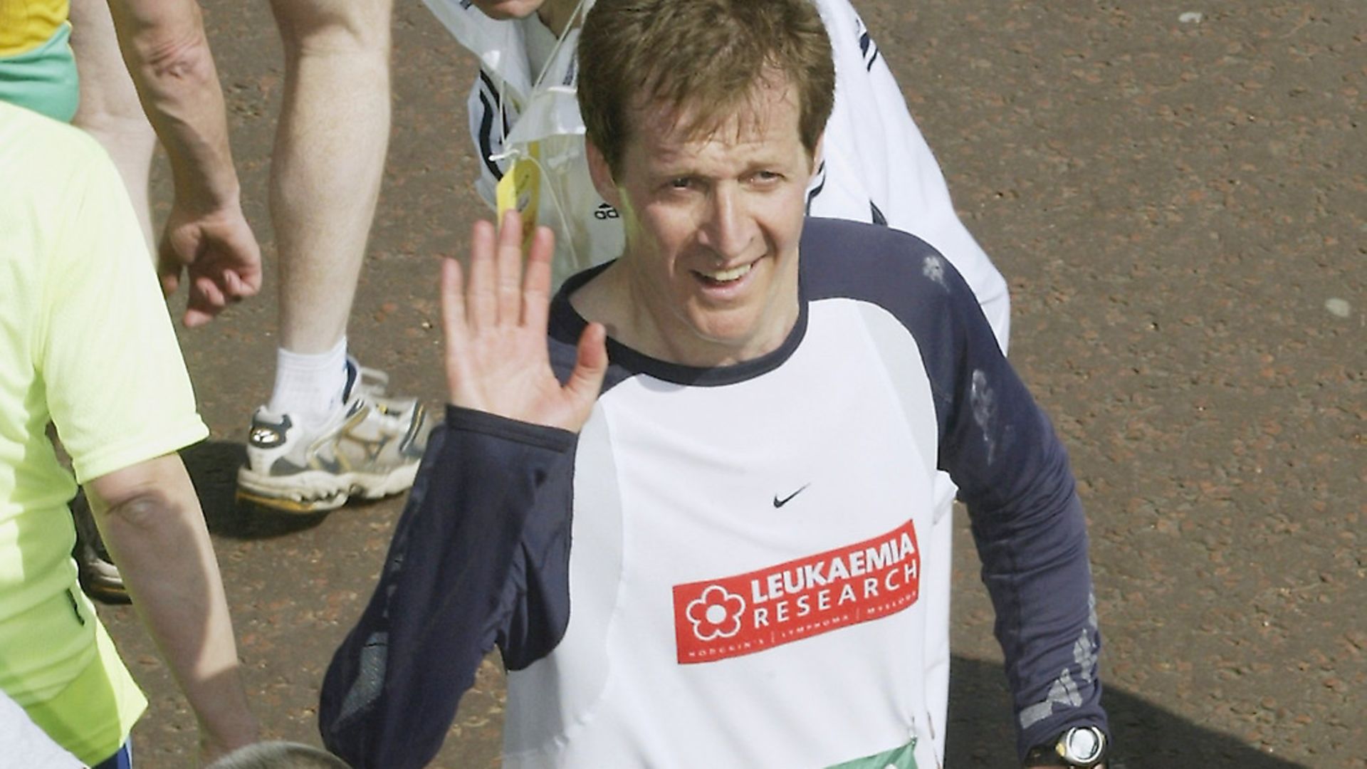 Alistair Campbell waves to the crowd during the 2003 Flora London Marathonat the Mall in London, England. (Photo by Warren Little/Getty Images) - Credit: Getty Images