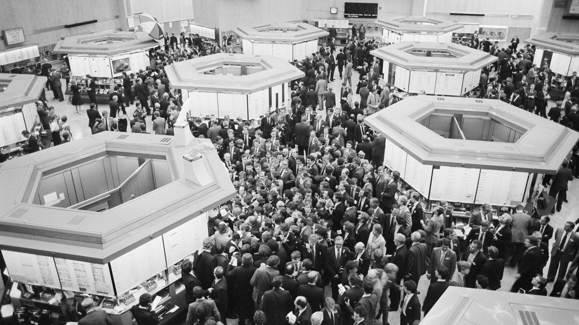 Inside the London Stock Exchange, 10th August 1984. Photo: Victor Blackman/Express/Getty Images