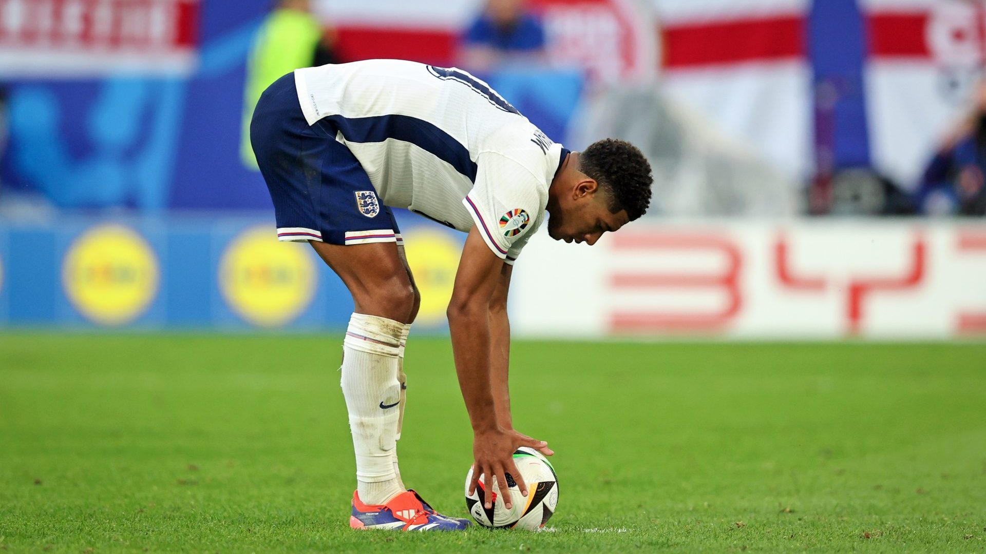 Jude Bellingham of England scores the team's second penalty in the penalty shoot out during the UEFA EURO 2024 quarter-final match between England and Switzerland. Photo: Stefan Matzke - sampics/Getty Images