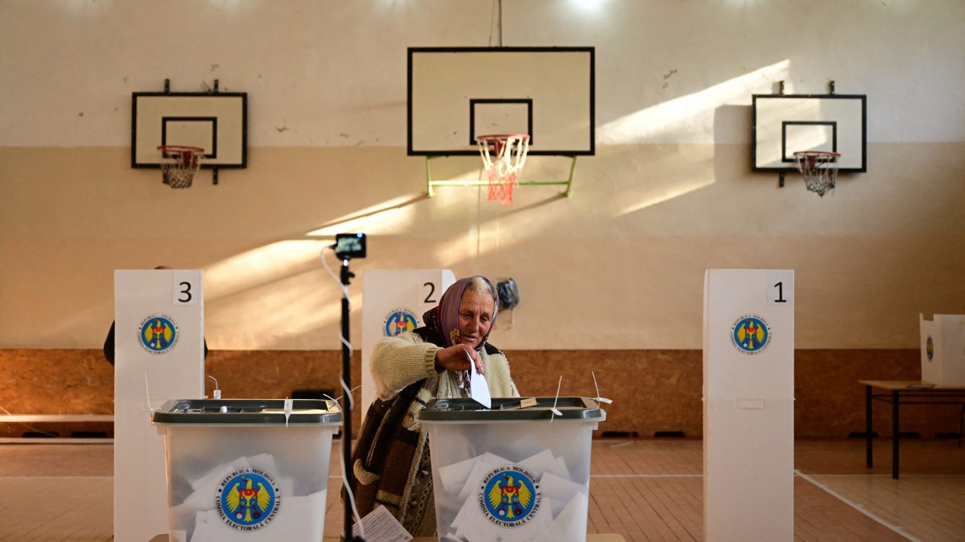 A woman casts her ballots for the presidential election and referendum on joining the European Union. Photo: DANIEL MIHAILESCU/AFP via Getty Images