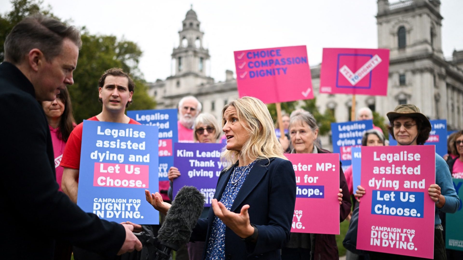 Kim Leadbeater joins campaigners in Parliament Square. Photo: JUSTIN TALLIS/AFP via Getty Images