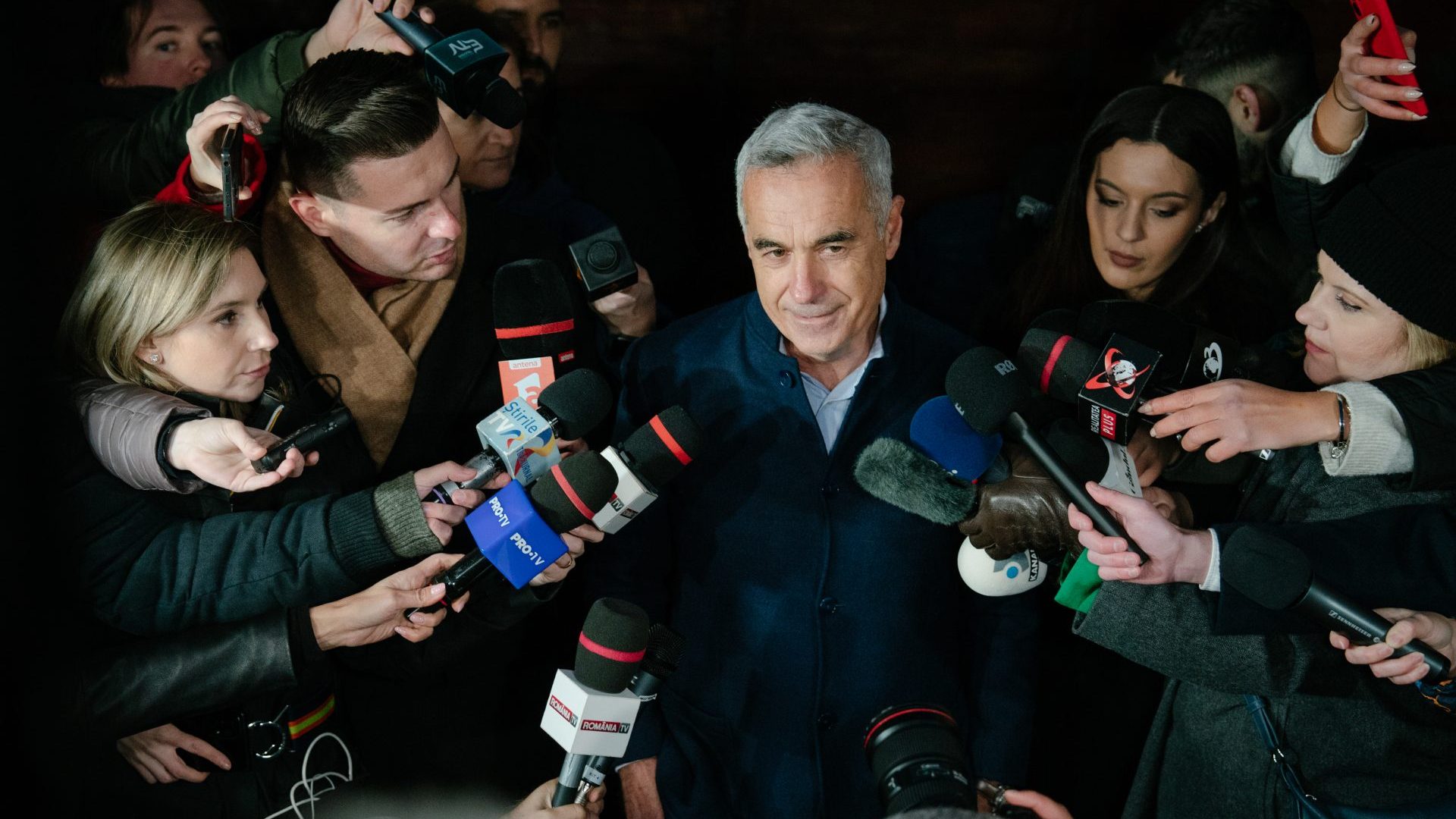 Romanian presidential candidate Calin Georgescu gives a statement to media. Photo: Andrei Pungovschi/Getty Images