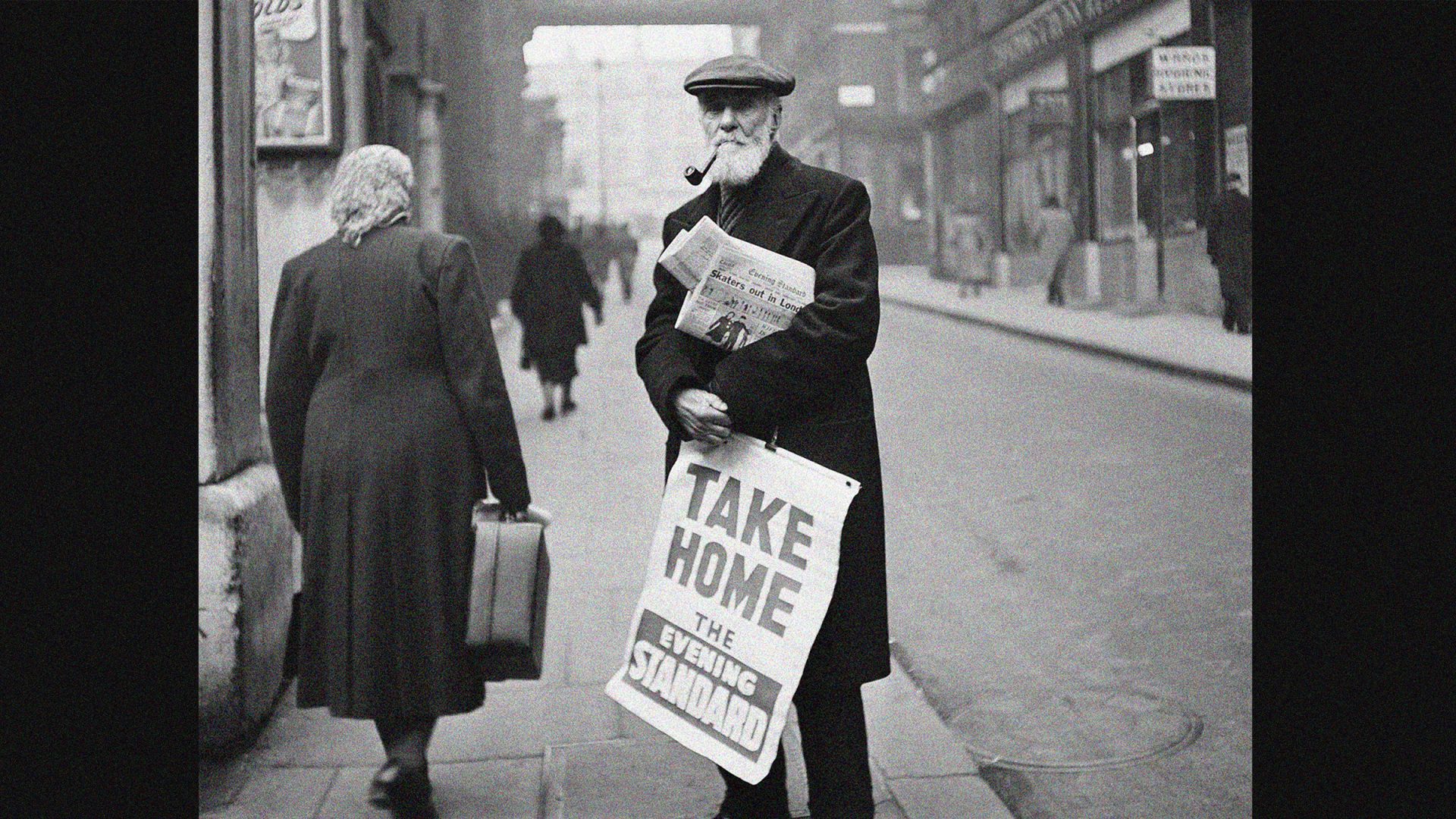 ‘Old Flanagan’ sells the Standard, 1949. Photo: George Konig/Keystone/Getty