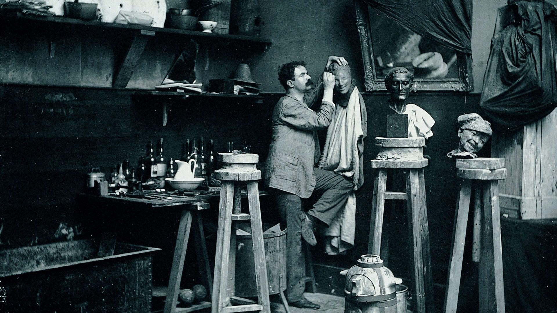 Medardo Rosso in his studio on Boulevard des Batignolles. Credit:© Archivio Medardo Rosso  