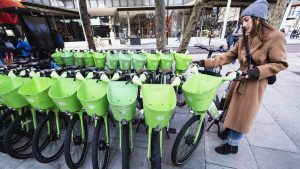 E-bikes are transforming travel in London, enabling faster, greener mobility and helping to create a 15-minute city. Image: GETTY