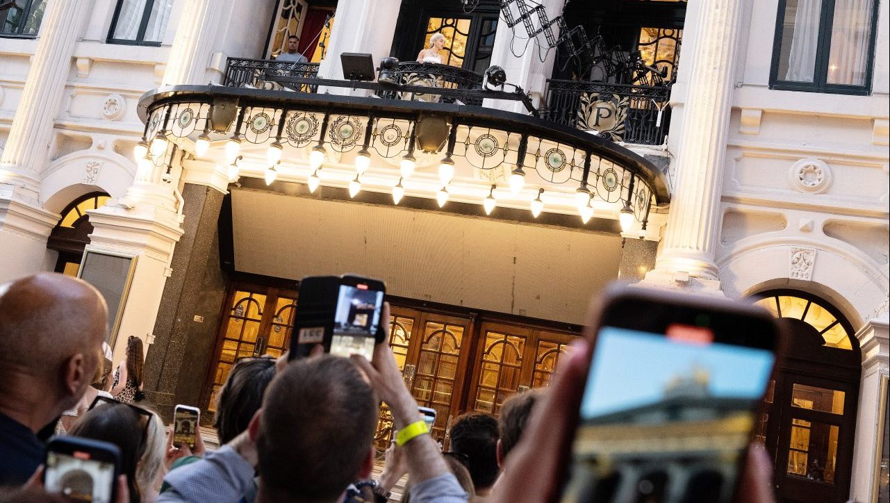 Members of the public watch Rachel Zegler perform Don’t Cry For Me Argentina on the balcony of the London Palladium on June 18. Image: Jeff Spicer/Getty
