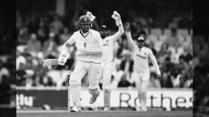 England’s Chris Woakes bats with his arm in a sling on the final day of the fifth Test against India after dislocating his shoulder earlier in the game. Image: Shaun Botterill/Getty Images