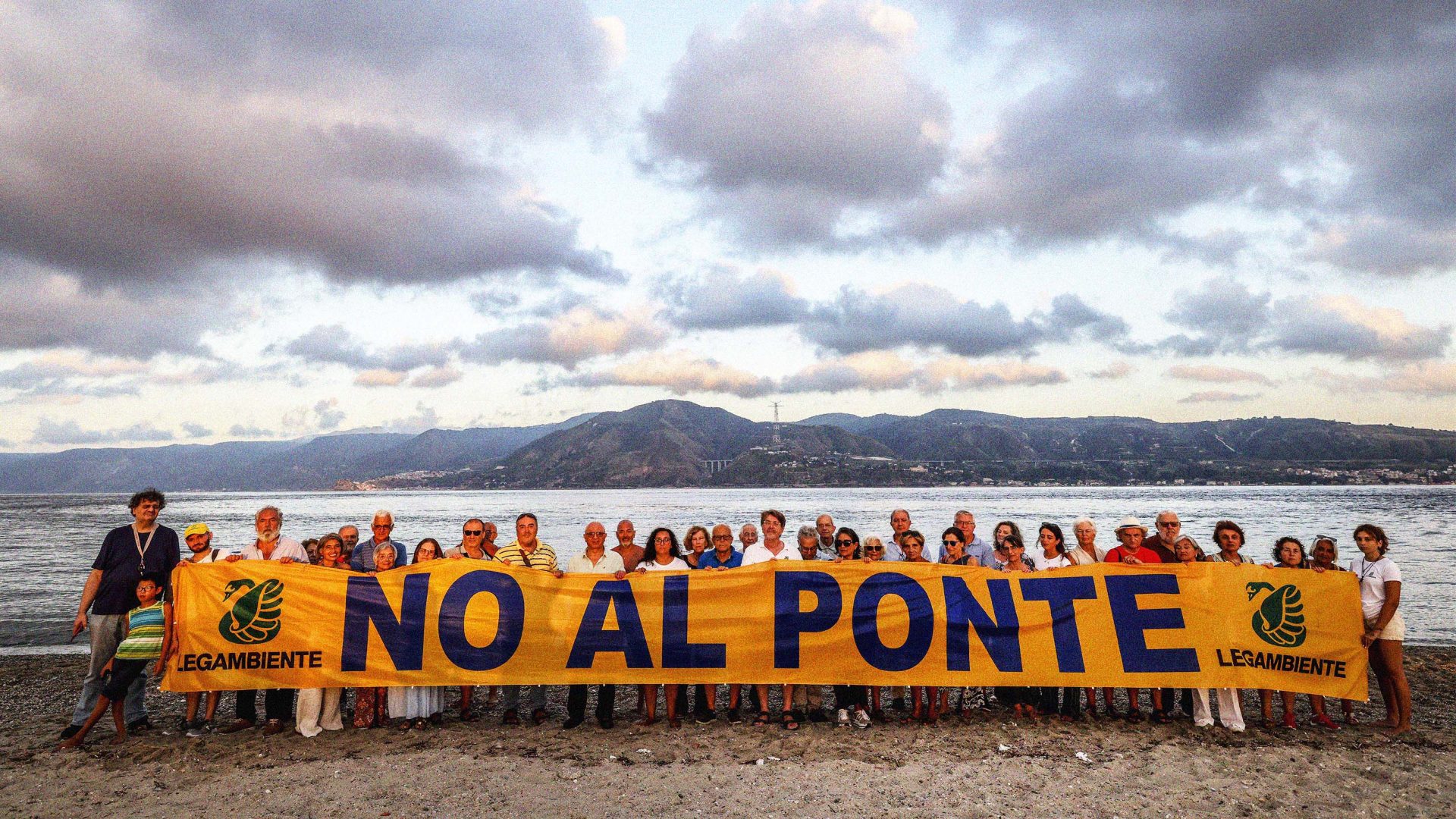 Activists of Italian Lega Ambiente environmental association and No Ponte, No to the Bridge demonstrators, protest against the construction of the Strait of Messina Bridge. Photo: Alessandra Benedetti - Corbis/Getty Images