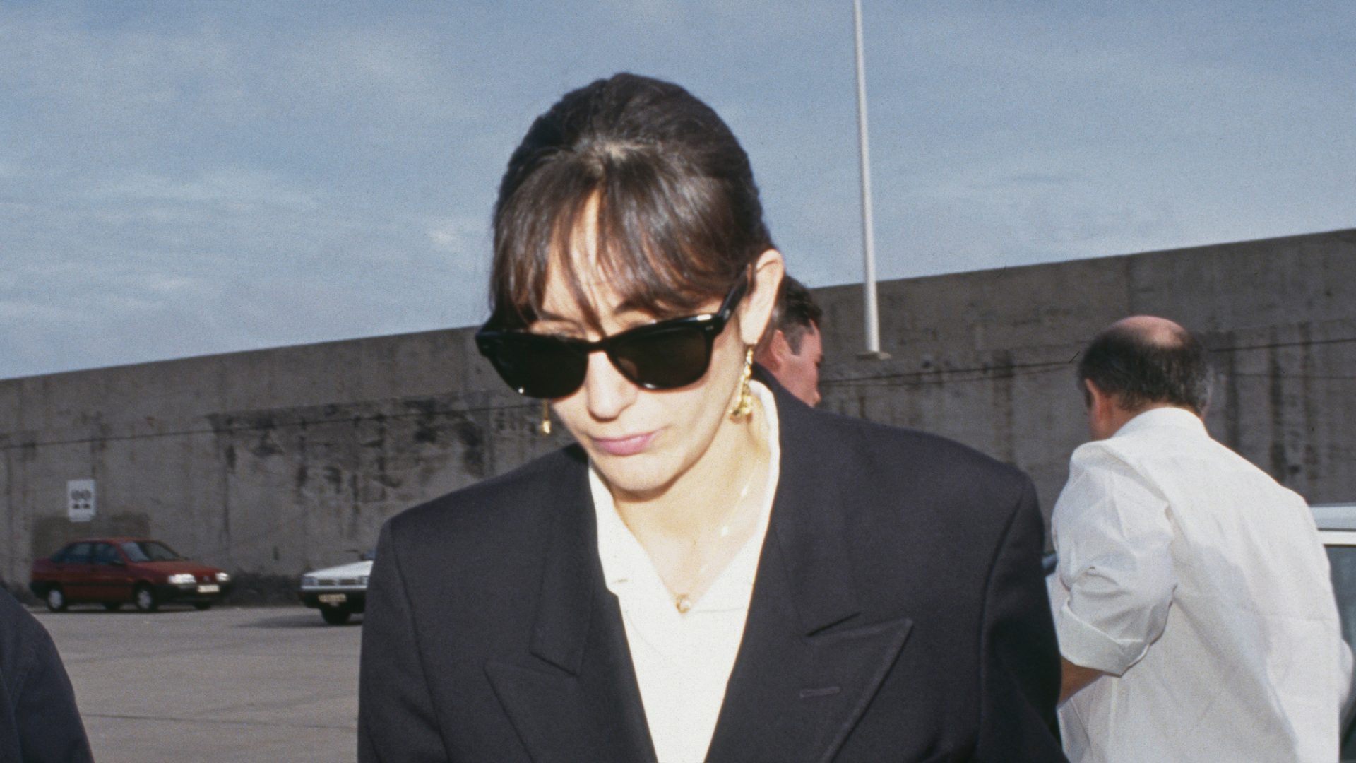 Ghislaine Maxwell alights her father’s yacht following his death in November 1991. Image: Mathieu Polak/Sygma/Getty