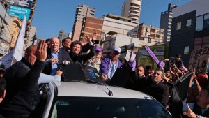Protesters attack the motorcade of Argentine President Javier Milei with stones and bottles during a political rally. Photo: Luciano Gonzalez/Anadolu via Getty Images