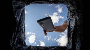 Digital detoxing is about being aware of how often you use your phone as an excuse to disengage from other humans. Image: Getty/TNW