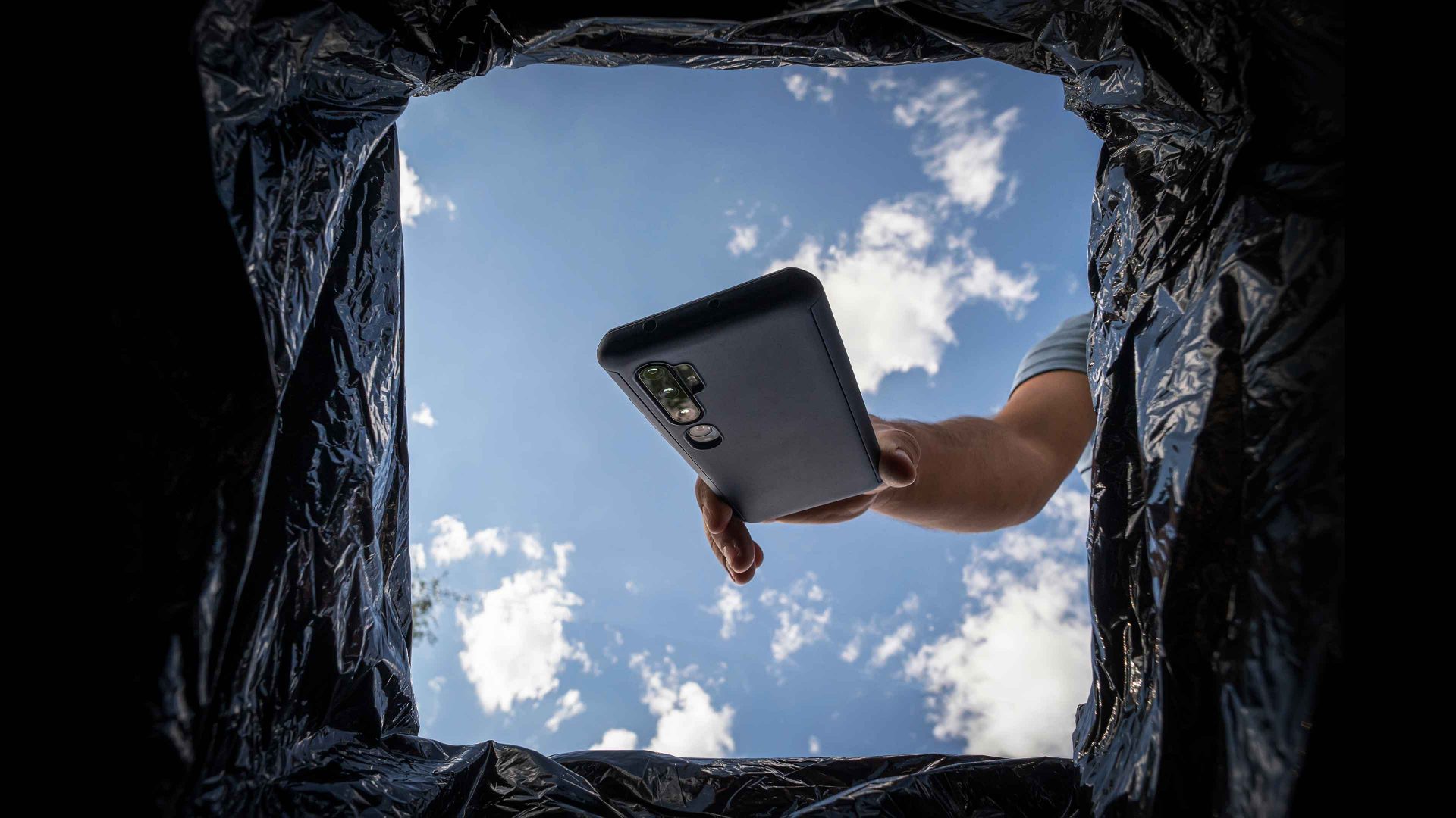 Digital detoxing is about being aware of how often you use your phone as an excuse to disengage from other humans. Image: Getty/TNW