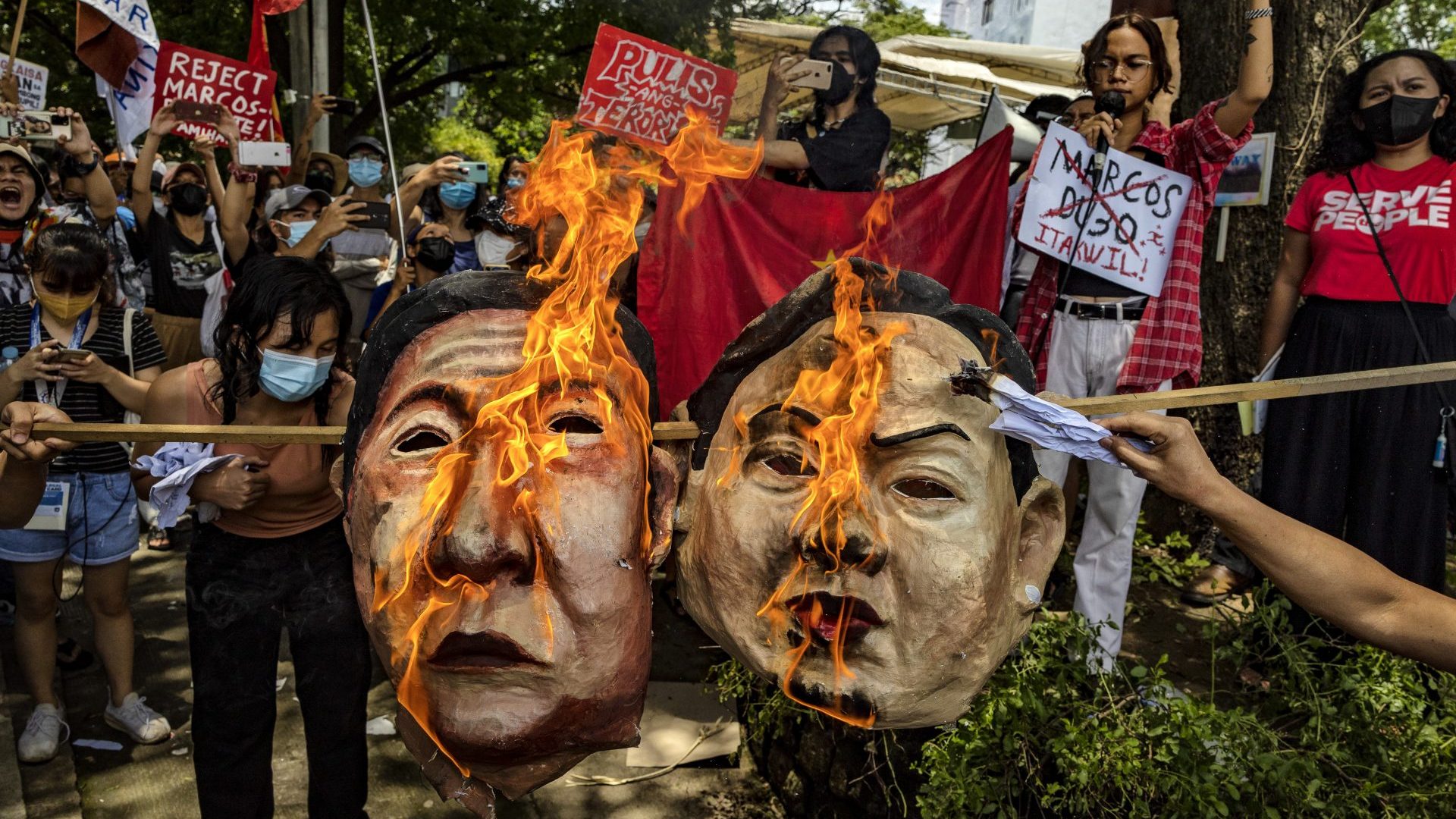 Activists burn effi gies of Ferdinand ‘Bongbong’ Marcos Jr and Sara Duterte at a protest against election results 
in May 2022 in Manila, Philippines. Image: EZRA ACAYAN/GETTY IMAGES