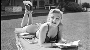 Marilyn Monroe reading on a garden lounger in Beverly Hills, California, May 1950. Image: Archive Photos