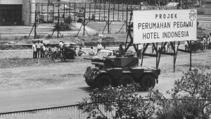 October 1965: Indonesian troops prepare to open fire on the remaining raiders who participated in the communist abortive coup in Jakarta. Image: Carol Goldstein/Keystone/Getty