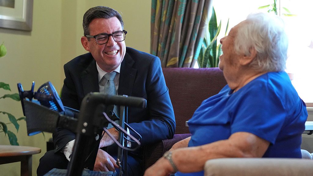 Andy Burnham meets residents as he visits social care organisation Jewish Care. Photo: Kirsty Wigglesworth / POOL / AFP via Getty Images
