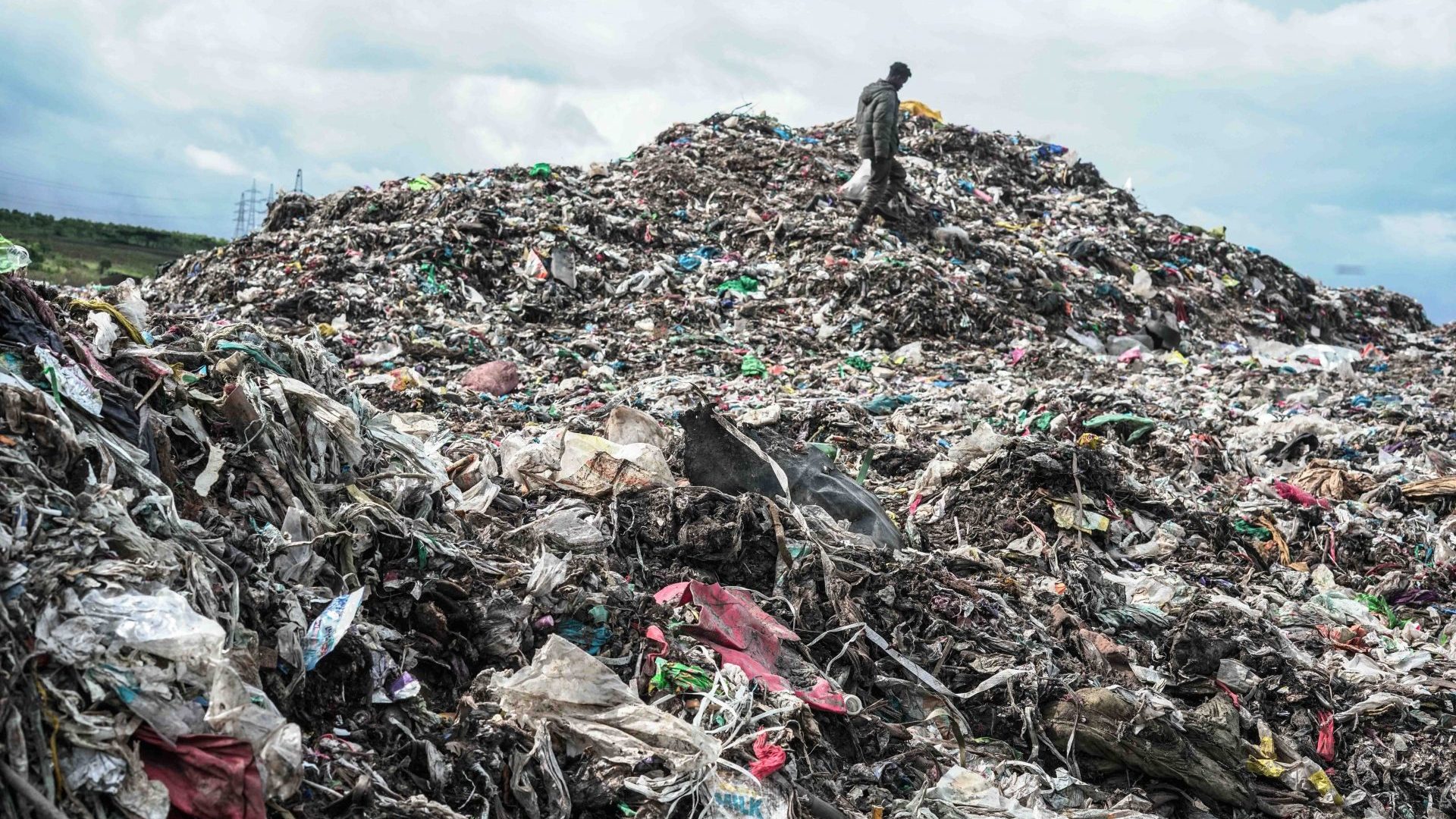 In addition to creating mountains of waste clothes, the fashion industry accounts for somewhere between 2% and 8% of global greenhouse-gas emissions. Image: SOPA Images/Getty
