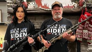 Beni Rae Harmony and a friend pose with guns. Image: X